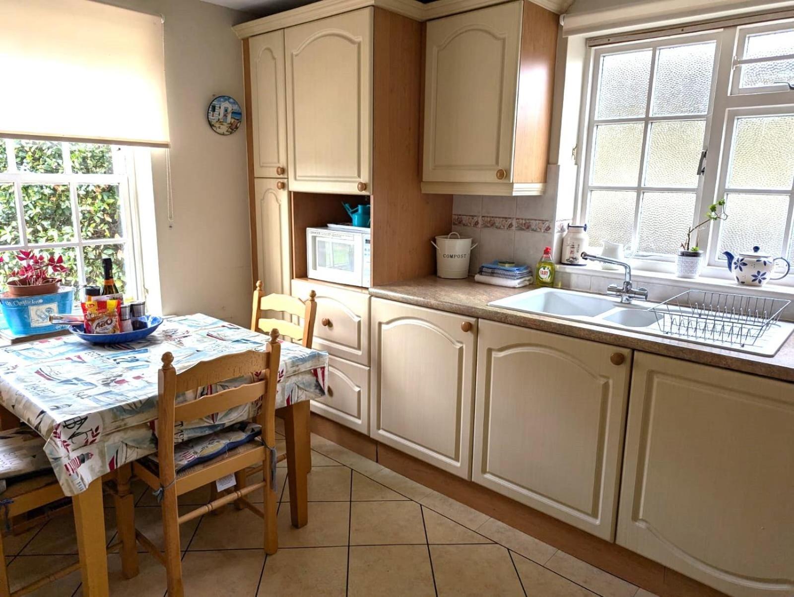 Georgian 2 Bedroom Apartment In Chichester With Free Parking - Chichester Holiday Properties Exterior photo